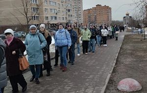 В «Новоснегирёвском» маршрутки не справляются с потоком людей